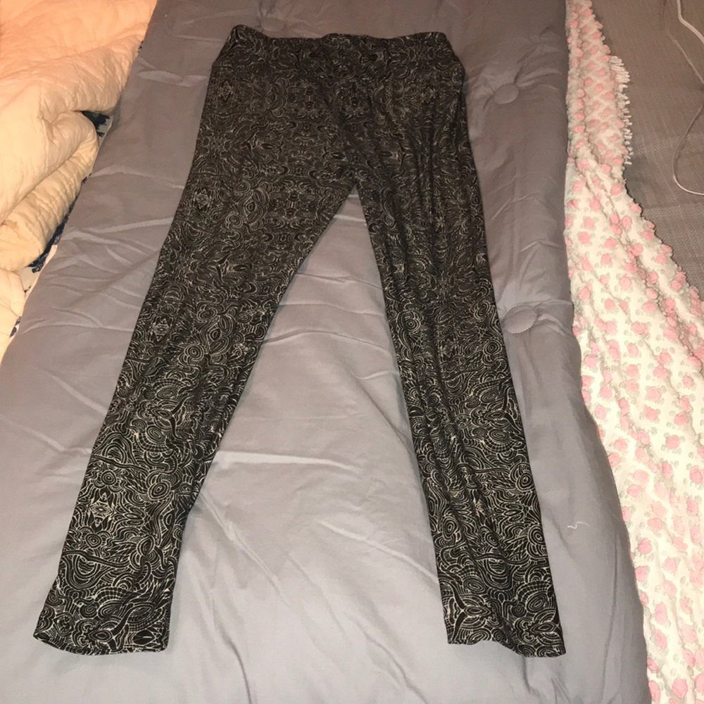 I am selling these leggings.